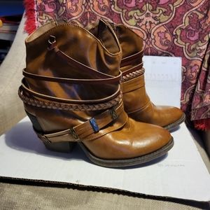SO womens western boots with side zipper size 7m